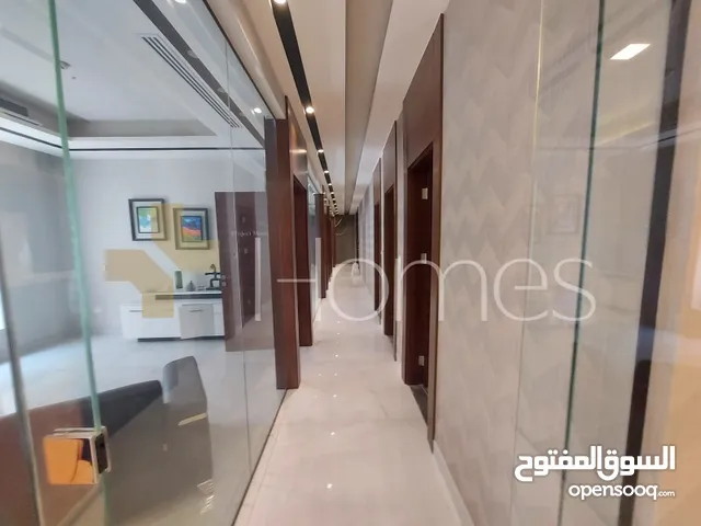 مكتب طابق تالث بموقع مميز جدا ومجدوم في عبدون ، مساحة البناء 171م