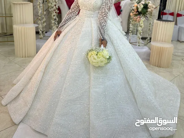 فستان زفاف ملكي مع جميع ملحقاته