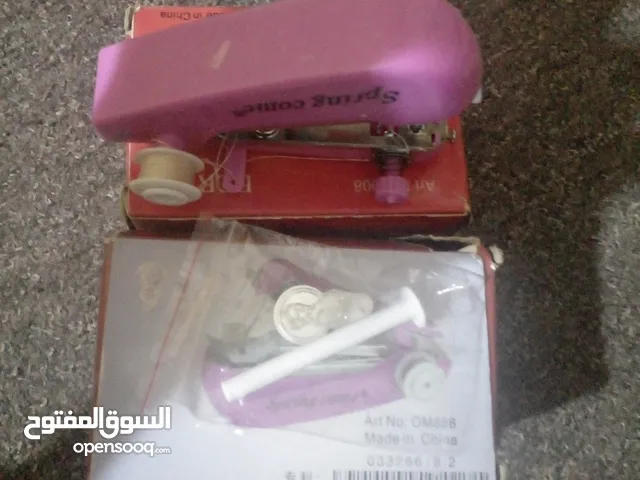 ماكينة خياطة يدوية صغيرة – مثالية للإصلاحات السريعة!