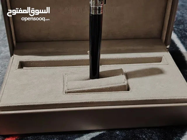 "قلم Saint Honore – مصنوع من الفضة النقية، يجمع بين الفخامة والأناقة، ليمنحك تجربة كتابة سلسة وفريدة
