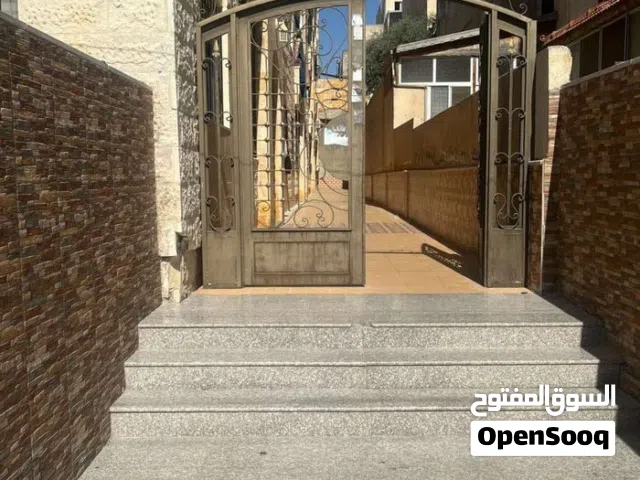 استديو سوبر سكني في اربد فارغ للايجار غرفتين وصالون ومنافعهم وبلكونة قريبة من شارع جامعة اليرموك