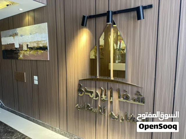 بسعر 135 الف !! شقة طابق اول مساحة 213 م2 / 4 غرف نوم مع توفر جيم(gym) خاص/ بالجبيهة شارع الأردن