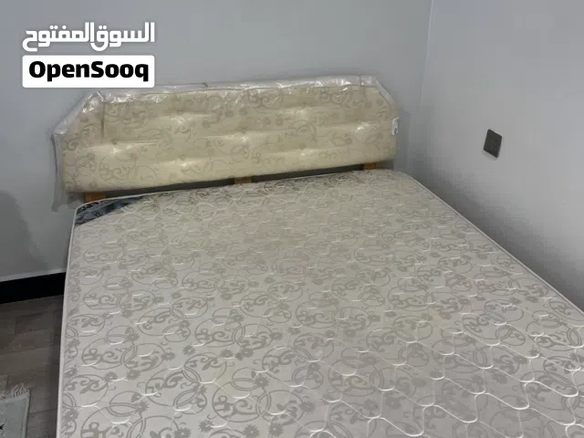 سرير كبير ( شركة الراحة ) مع مرتبة بحالة ممتازة