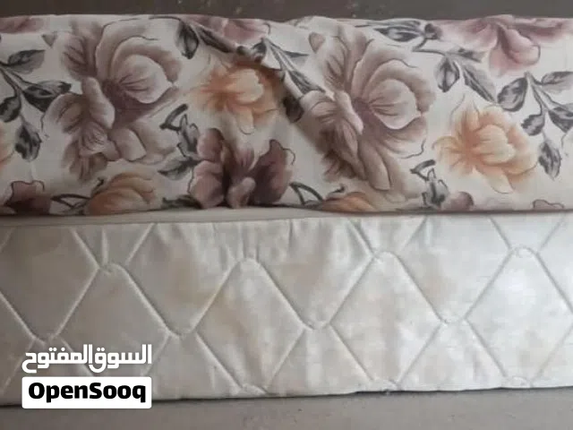 تخت مفرد صندوق خشب مع فرشة عدد (2) حالة جيدة