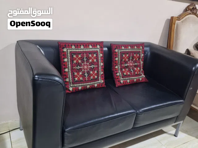 للبيع كنبايه صغيره جلد