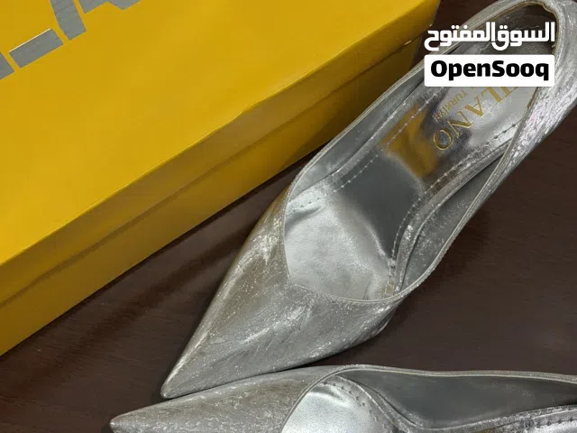 إثنين أحذية للبيع