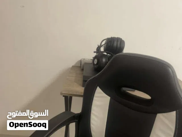 بلستيشن فور مع الطاوله والكرسي وجميع الملحقات من سماعه واجهزه وجميع الاغراض