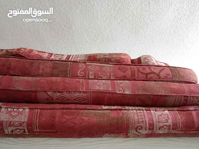 3 فرشات جداد مع 3 مساند و7 مخدات للبيع