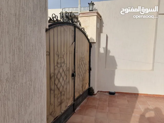 مكاتب أرضية إدارية للإيجار بداية حي الأندلس بالقرب من قاعة الشعب فضاء واسع لتدريس السيارات
