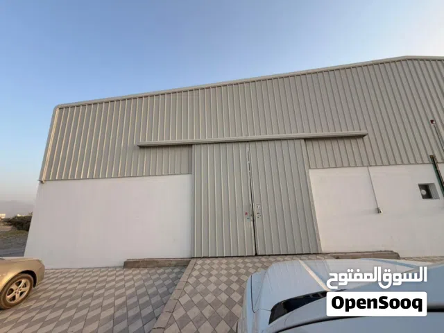 مخزن للايجار بركاء صناعية السقسوق مساحة الارض 1080 متر ارض كورنر مفتوحه من ثلاث جهات وسط الورش