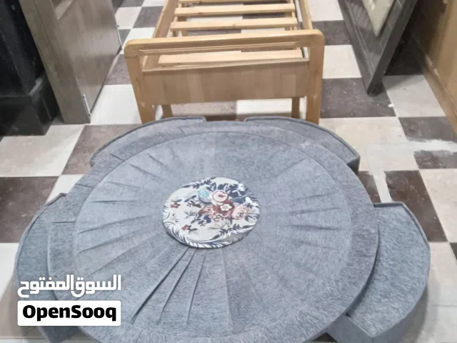 طاوله مع 5 طربيزات للبيع