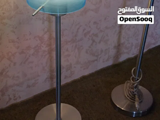 اضاءه جانبيه وحده الها زجاجه والتانيه لا