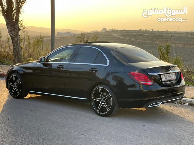 مرسيدس C200 بحالة ممتازة - استعمال قليل