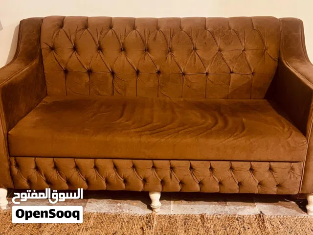 للبيع كنبة جلوس ثلاثية قماش مخمل لون بني