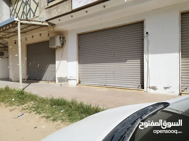 محل تجاري مساحة 75 منر على الطريق الرئيسي