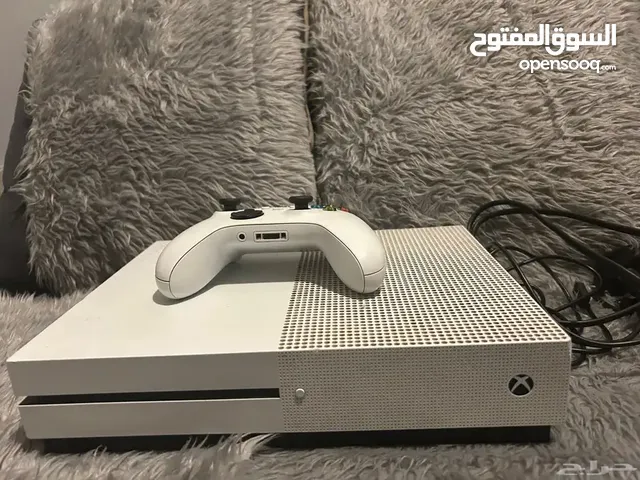 Xbox one S with all accesories and curved gaming monitor (165hz, 5ms and 27 inches)