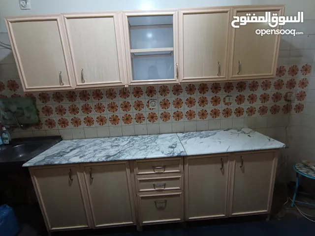 مطبخ المونيوم مستخدم نظيف بطول 2 متر و 30 سم مع رخام أبيض ، لون بيج، طبقتين، بخزانات وأدراج.