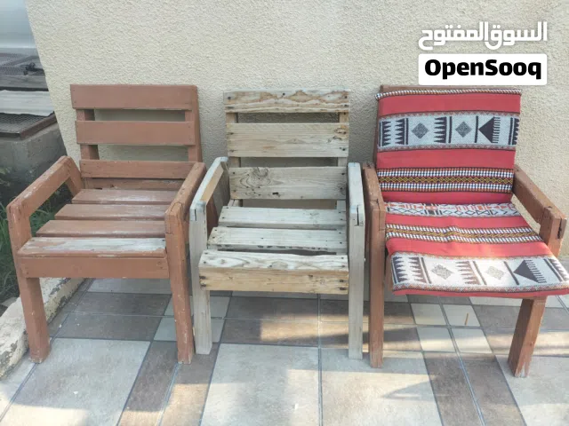 - 3 كراسي - طاوله واحده قابل بشئ بسيط