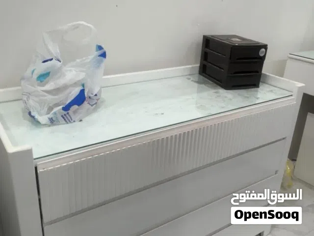 للبيع طاوله نظيفه جدا