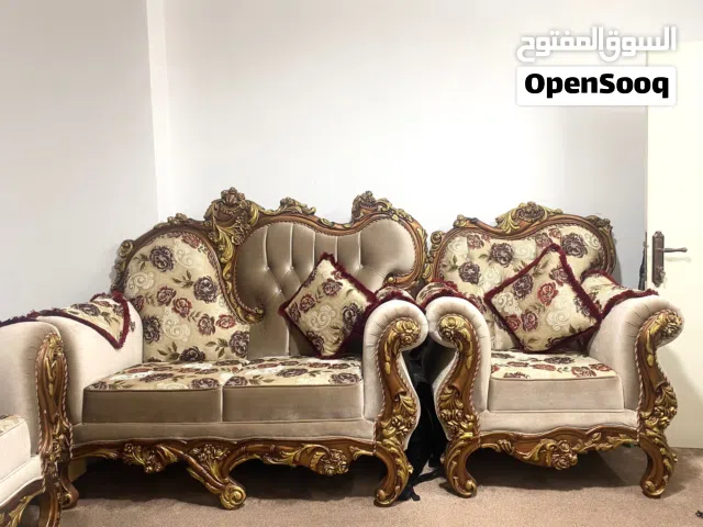 طقم كنب فخم بحالة ممتازة - تصميم كلاسيكي راقي
