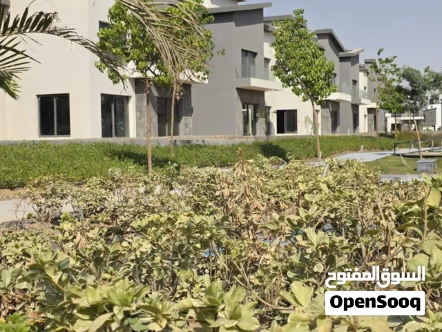 فيلا للبيع كريك تاون للبيع علي طريق السويس 250 متر