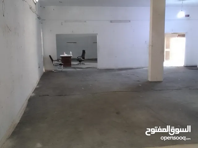 مجموعة محلات مفتوحه على بعض يمشو مخزان في طرابلس طريق المطار كوبري الفرسية