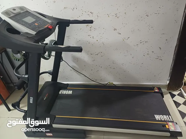 جهاز ركض للبيع جودته ممتازه واستعمال قليل جداً ، بقيس نبضات القلب و معه حمايه وحزام هزاز