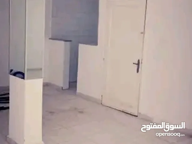 لدينا مخزن في قرجي قرب السفاره ع طريق الرئيسي مساحته 120متر العمولة نص شهر اقرا تحت كويس