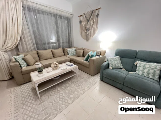 طقم كنب مع طاولة طعام