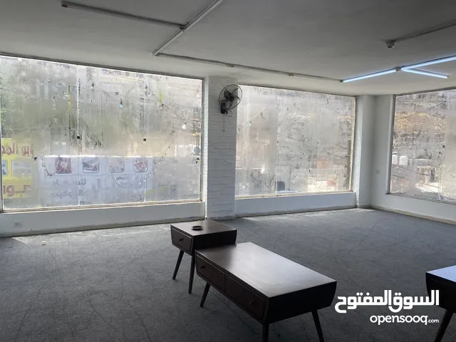 طابق اول واجهه زجاجيه من عماره تجاريه مساحة 300 متر مع ساحه خارجيه 150 متر للايجار 8000 ثمانية الاف