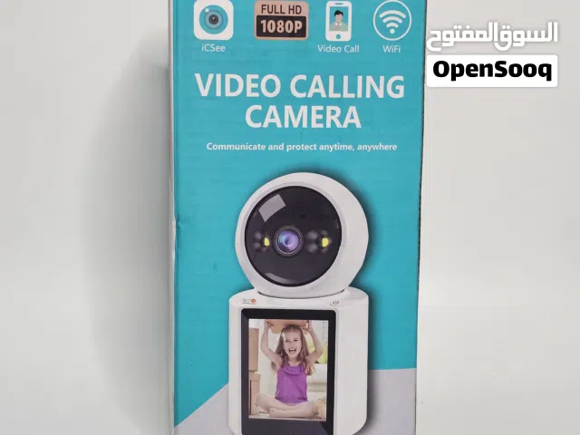 كاميرا مراقبة مع شاشة مدمجة تحكمها عن بُعد.Surveillance camera