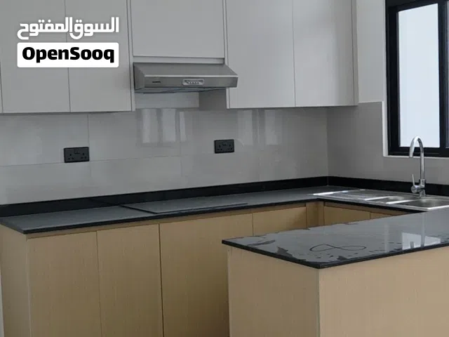 شقة جديدة وراقية في العذيبة الشمالية من المالك مباشرة!