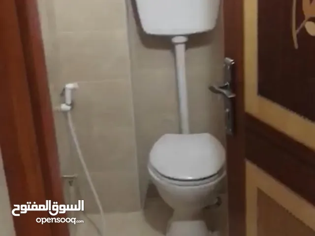 شقه في ام الشرايط طابق تاني بجانب دار الكرامه