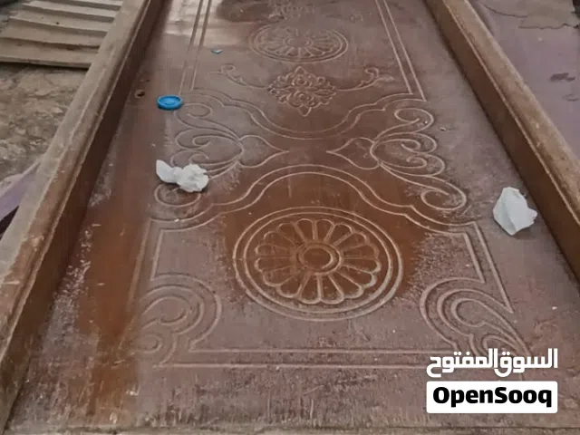 باب خشم عريض جدا قوي شوفت العين