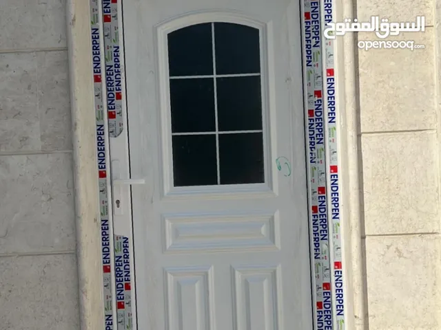 يوبي في سي و زجاج