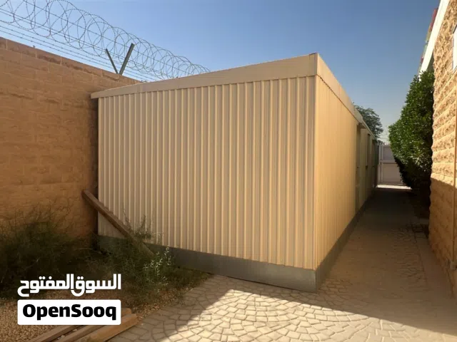 كونتينر نظيف جدا الطول التقريبي 15 متر ممكن اكثر والعرض 4متر مقسم مكاتب مع منافع معزول حراري ومائي