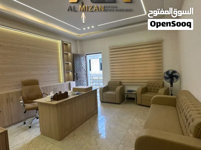 شقـــة  حديثــة للايجــار  من ضمن بناية تحتوي على مصعد وسكيورتي  تحتوي على  غرفتين منام