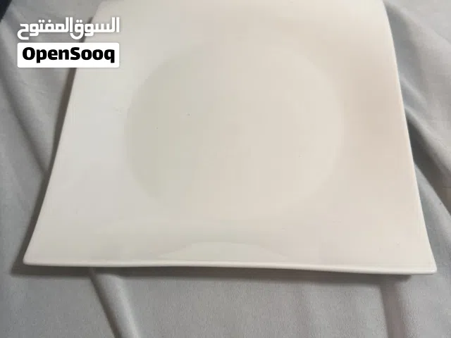 فرصة مميزة: طقم 14 صحن مربع أنيق بحواف متموجة – تصميم مودر