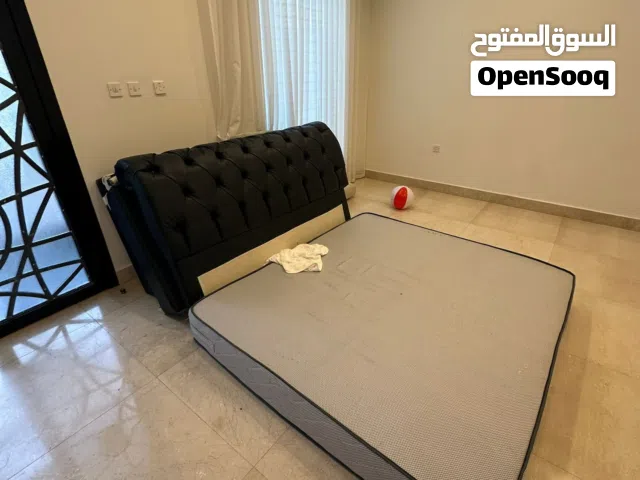 سرير حجم زوجي مع مرتبه