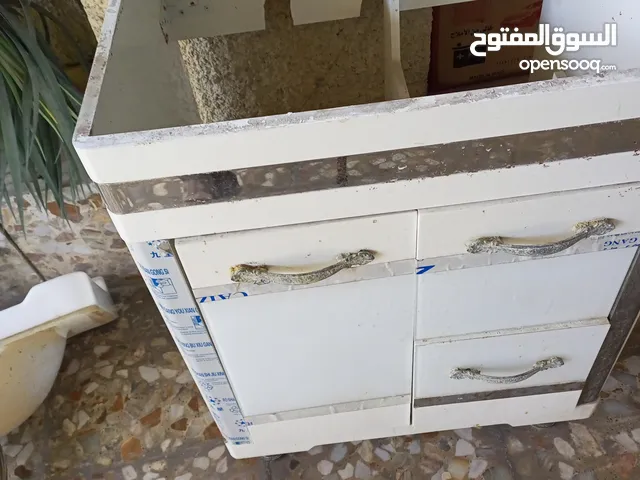 عندي مغسلتين وحدة جديدة وحدة مستعملة