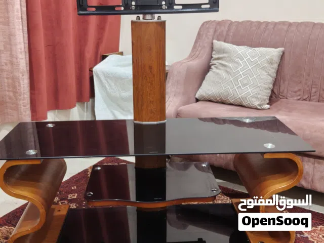 اثاث جديد سبب البيع السفر كنب مع تليفيزيون مع طربيزه تليفيزيون جديدة  مع سجادتين تركي جديد