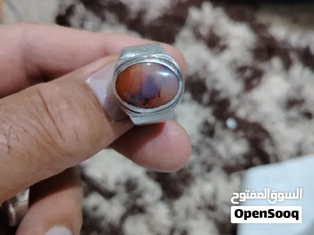 هذا الخاتم الموجود في الصورة حجر الجزع والمحبس الاخير عقيق قديم ومصور