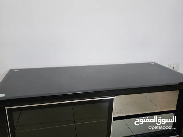 طاولة تلفزيون نظيفة