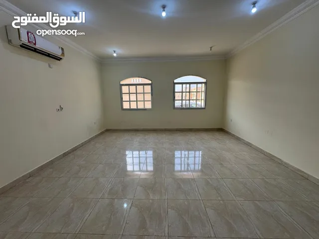 فلل دور أرضي بأم صلال علي للإجار مكونة من ثلاث غرف و صالة مع حوش خارجي قريبة من كل المرافق