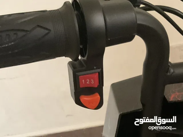 سكوتر درفت كهربائي مستعمل بثلاث عجلات يوجد بلوتوث مع مفتاحين للتشغيل