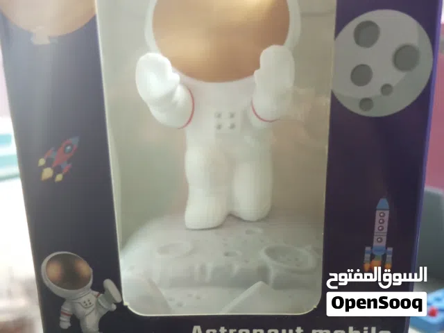 حامل هاتف بتصميم رائد فضاء