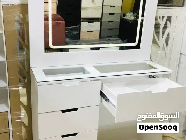تسريحه المكتب المضيئه 5 درج على مجره معدن مستورده تقسيمهامن فوق للمكياج والاكسسورات زجاج شفاف