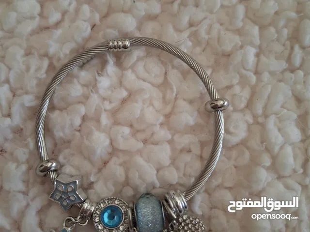 اسوارة شبية ب باندورا مع 6 تشارلمز و ستوبر على الجهتين و قابلة للتوسيع خالية من الخدوش وجديدة