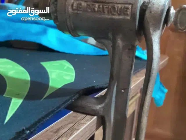 مفرمة لحم وغرس يدوية قديمة (Antique ) ماركتها Le pratique موديل MH