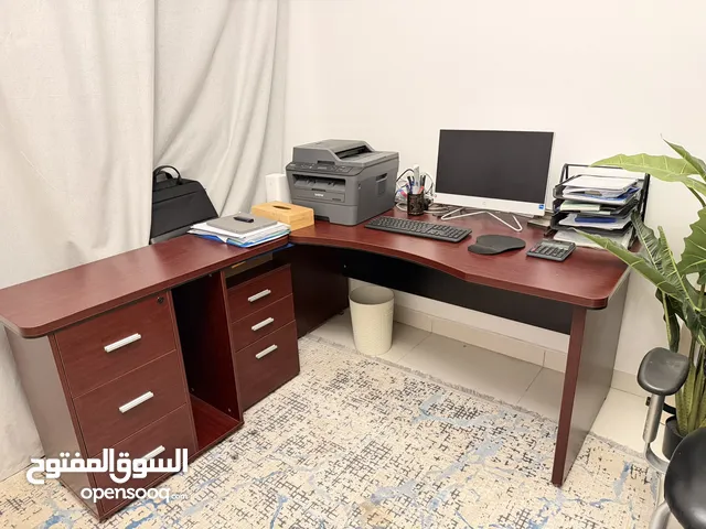 مكتب كبير وواسع أبعاد مناسبة